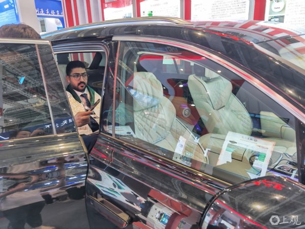 盛康优配 探访工博会：毫米波雷达为何对着车内？机器人交警穿啥制服？意念能否驾乘轮椅