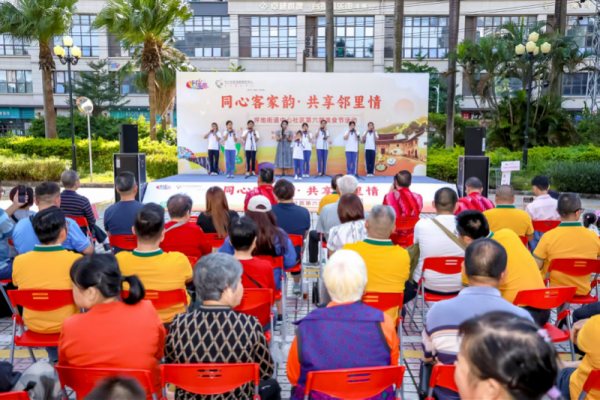 云上速融 坪地一社区办美食节 侨胞一口客家菜“回”到小时候