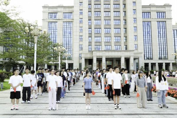 盈丰财富 聚焦青年成长 龙城开展爱国主义教育进高校系列活动